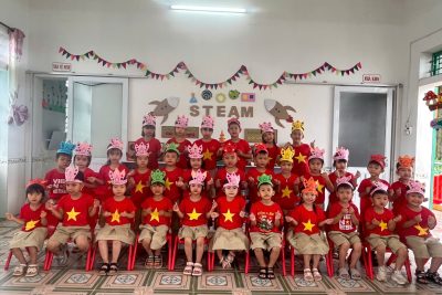 Hoạt động: Làm mũ Vua Hùng